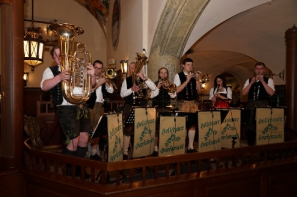 Auftritt in der Traditionsgaststätte Münchner Hofbräuhaus